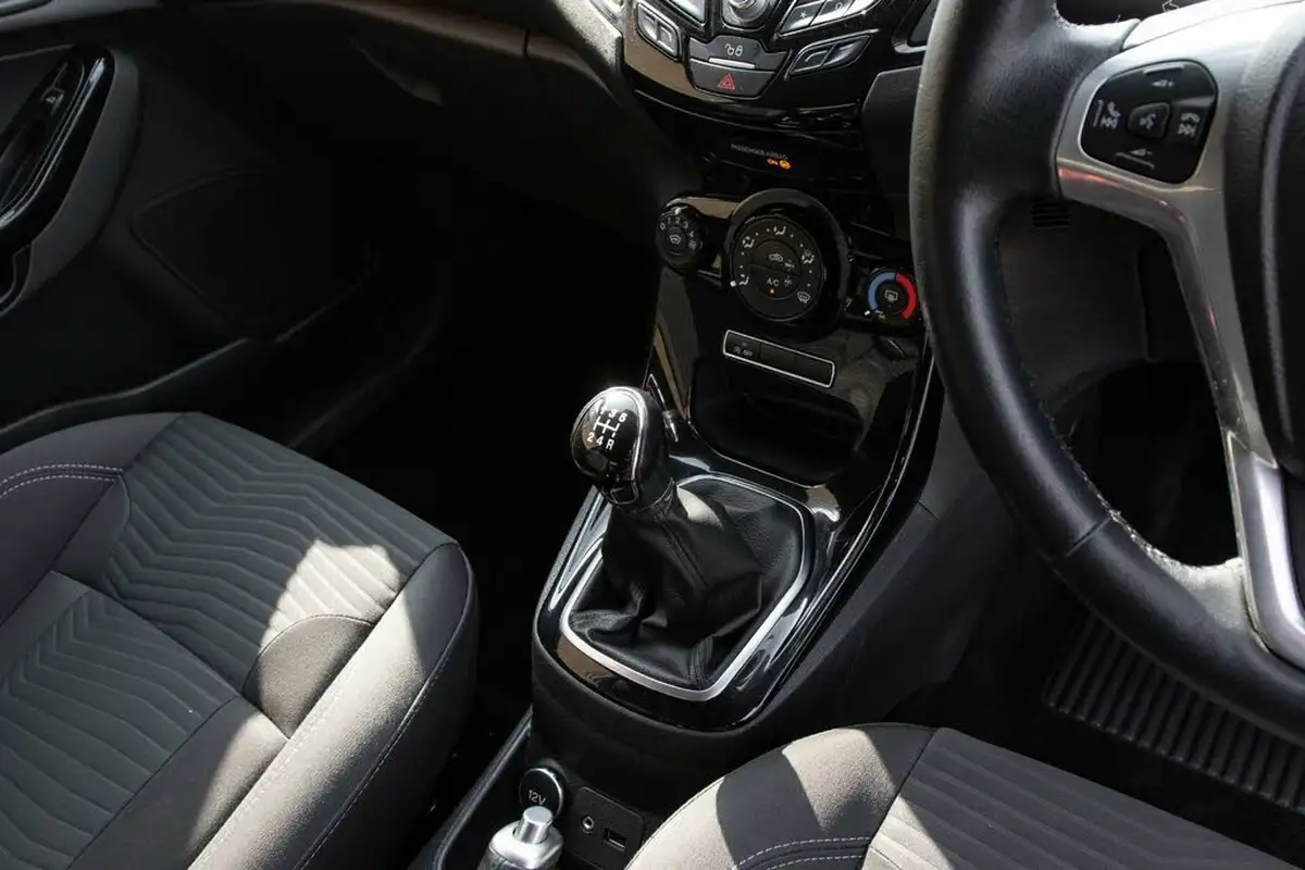 2016-ford-fiesta-10t-zetec-100ps-ecoboost-ss-3d-big-27
