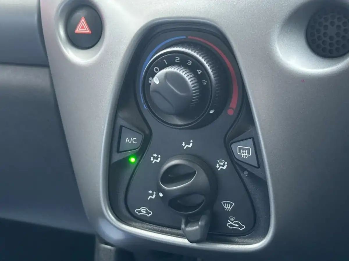 2017-peugeot-108-10-active-hatchback-3d-big-16