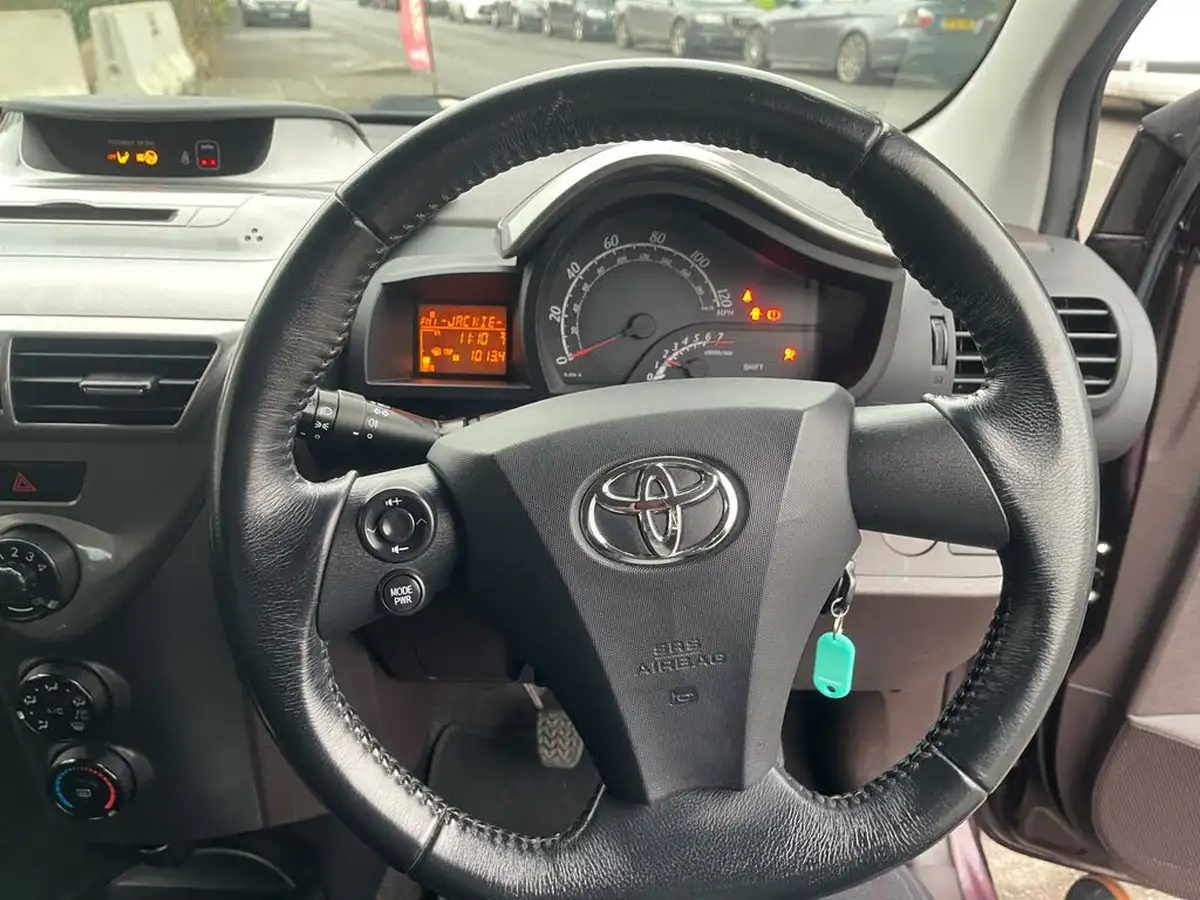 2010-toyota-iq-10-big-19