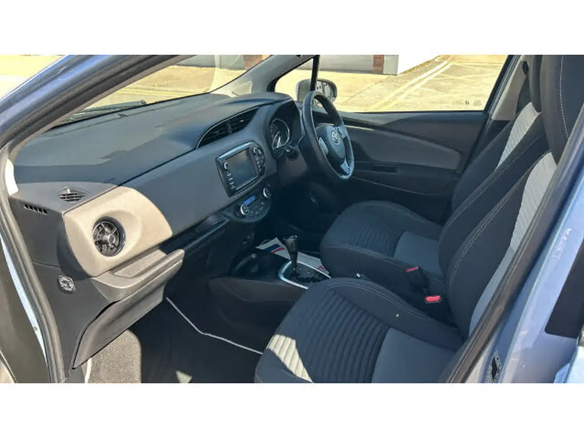2017-toyota-yaris-15-vvt-i-icon-tech-98bhp-hybrid-1497cc-e-cvt-big-9