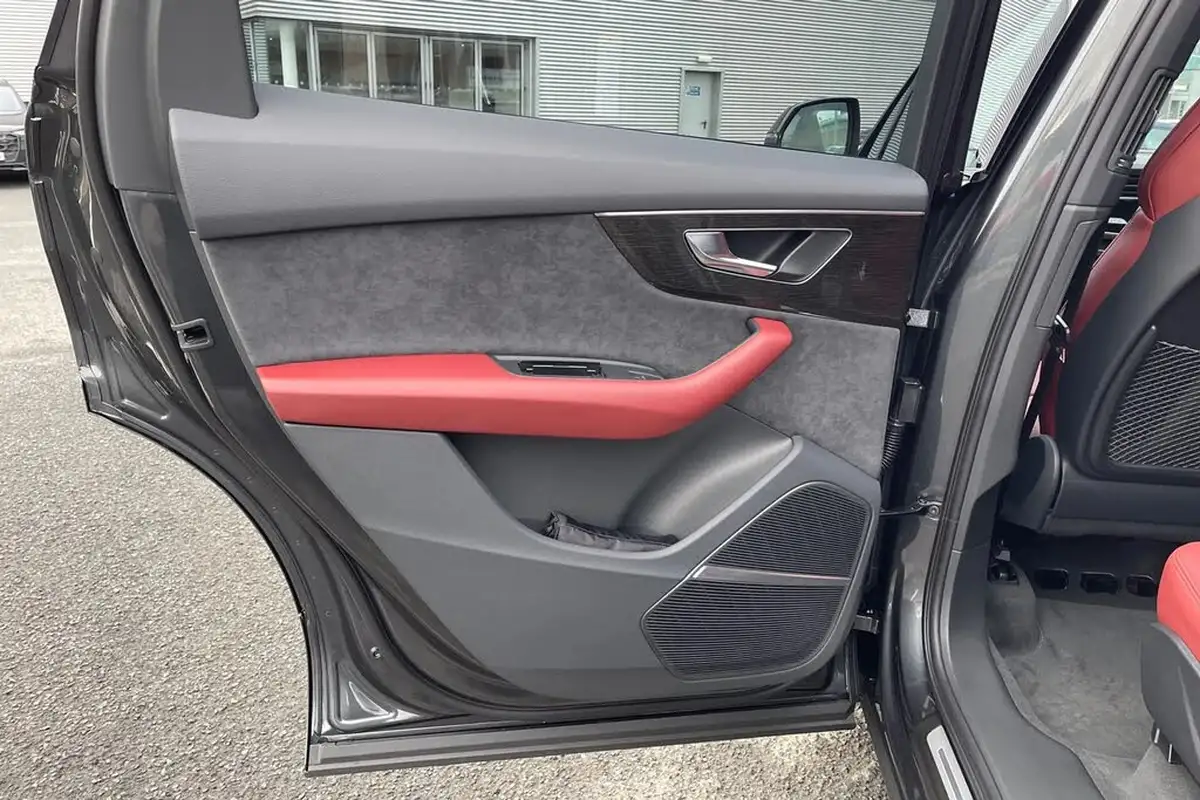 2025-audi-sq7-40-tfsi-black-edition-big-35