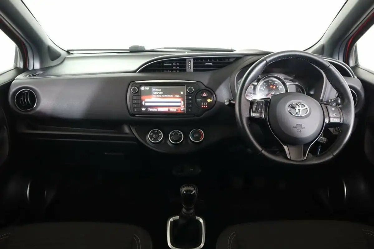 2016-toyota-yaris-133-orange-edition-big-15