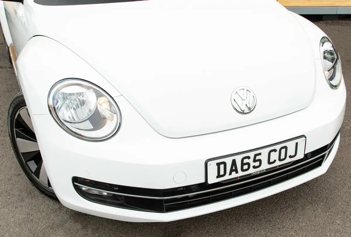 2015-volkswagen-beetle-20tdi-sport-150ps-bmtss-cabriolet-2d-dsg-big-10