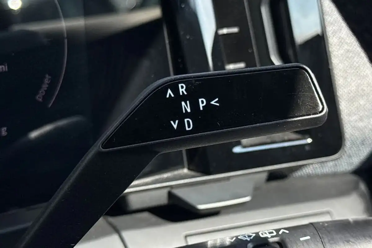 2023-renault-megane-e-tech-e-iconic-big-22