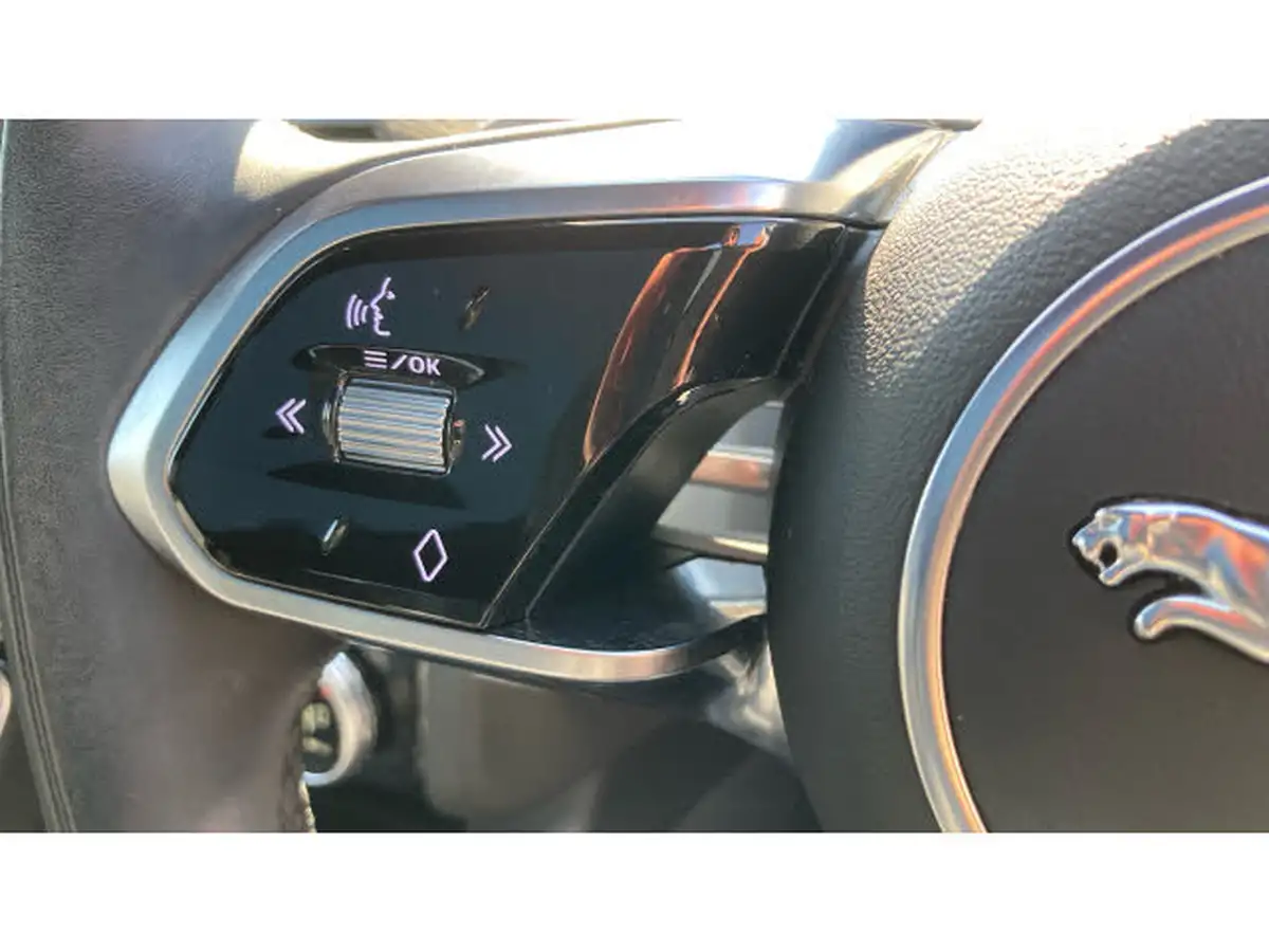 2021-jaguar-e-pace-20-p300-300-sport-big-42