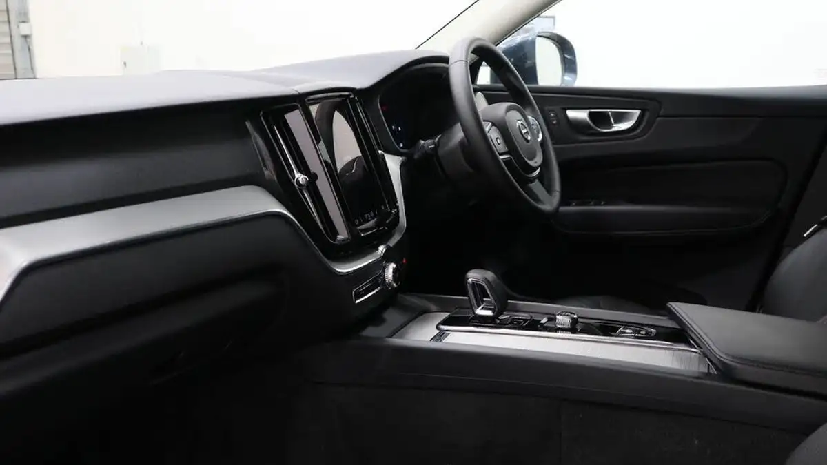 2024-volvo-xc60-20-b5-core-big-5