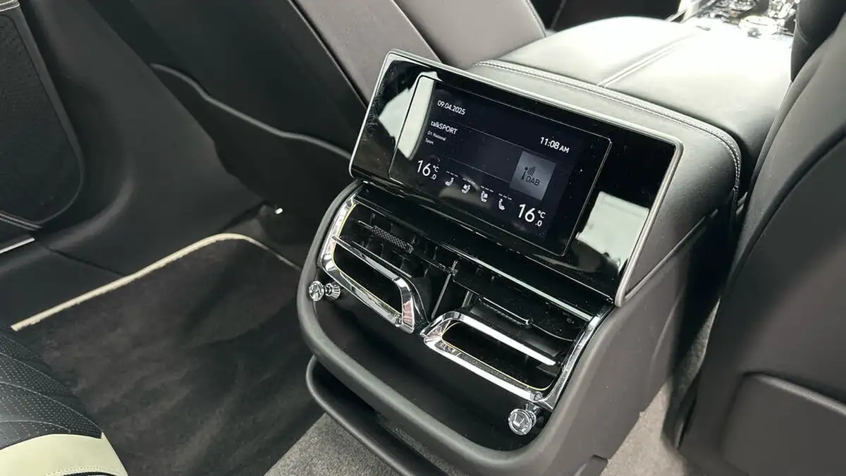 2023-bentley-flying-spur-40-v8-mulliner-big-16