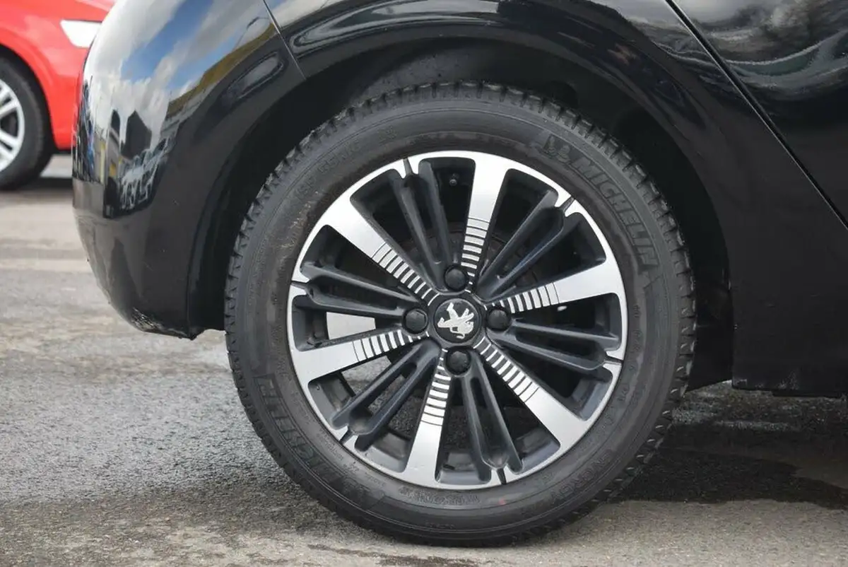 2019-peugeot-208-12-puretech-tech-edition-82bhp-big-17