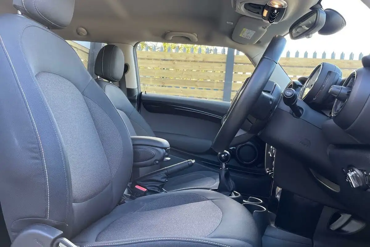 2021-mini-cooper-15-cooper-classic-hatchback-3d-big-24