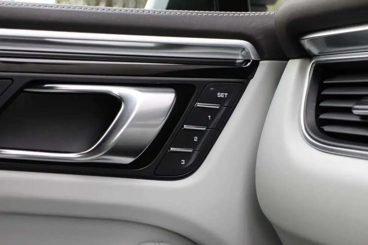 2016-porsche-macan-30td-s-big-25
