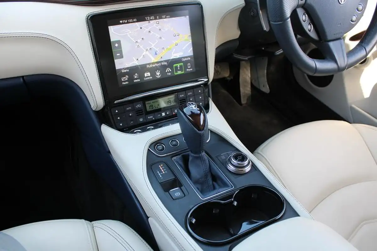2019-maserati-grancabrio-47-sport-big-32