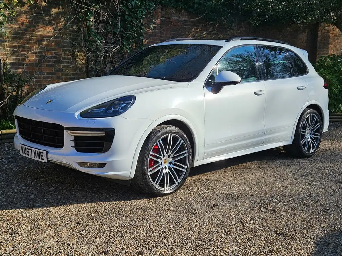 2017-porsche-cayenne-48-turbo-big-0