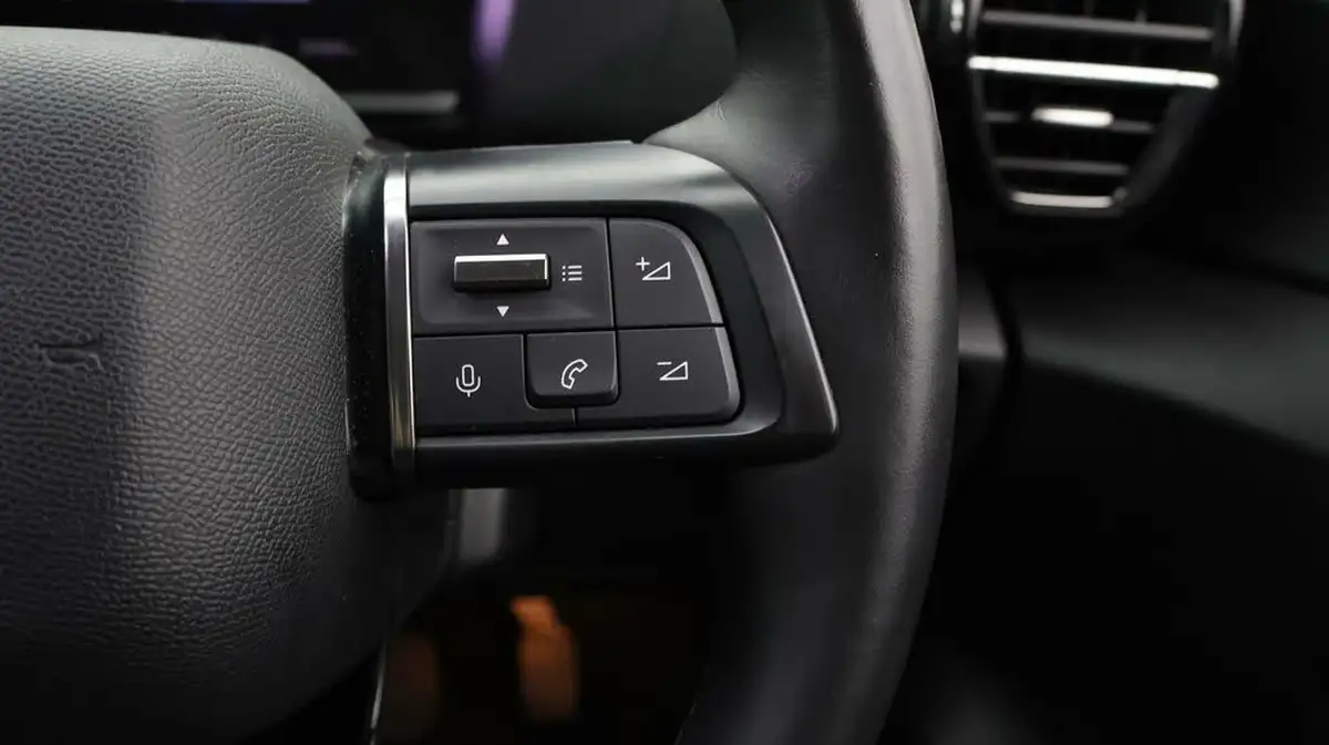 2022-citroen-c4-e-shine-big-21