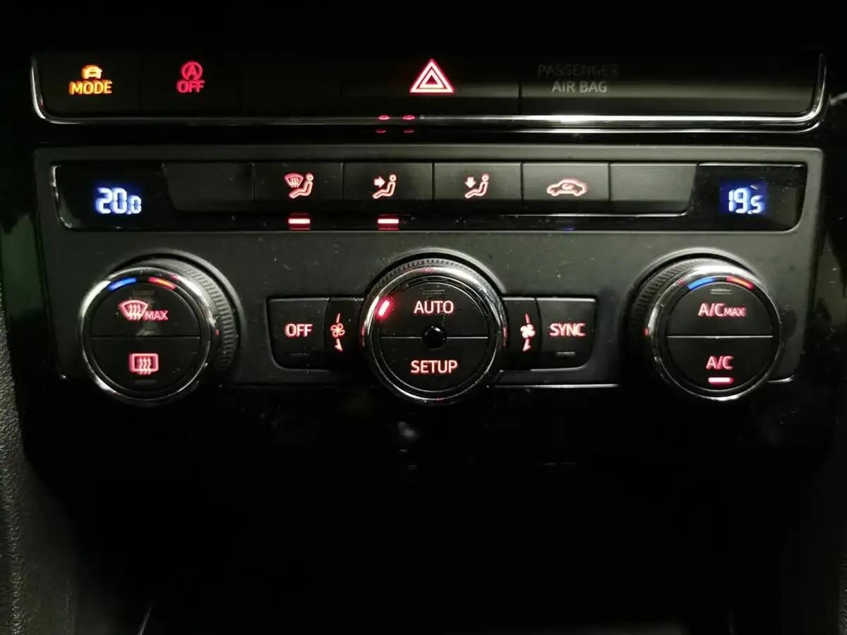 2017-seat-leon-14-tsi-fr-technology-hatchback-5d-big-26