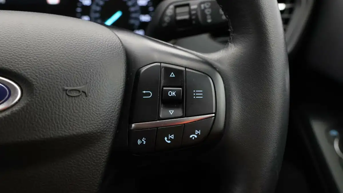 2021-ford-focus-15-titanium-edition-hatchback-big-21