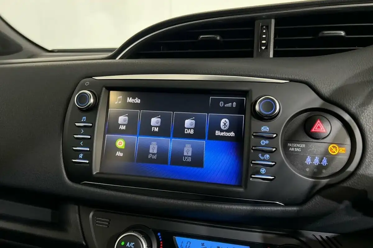 2019-toyota-yaris-15-vvt-i-excel-98bhp-hybrid-1497cc-e-cvt-big-31