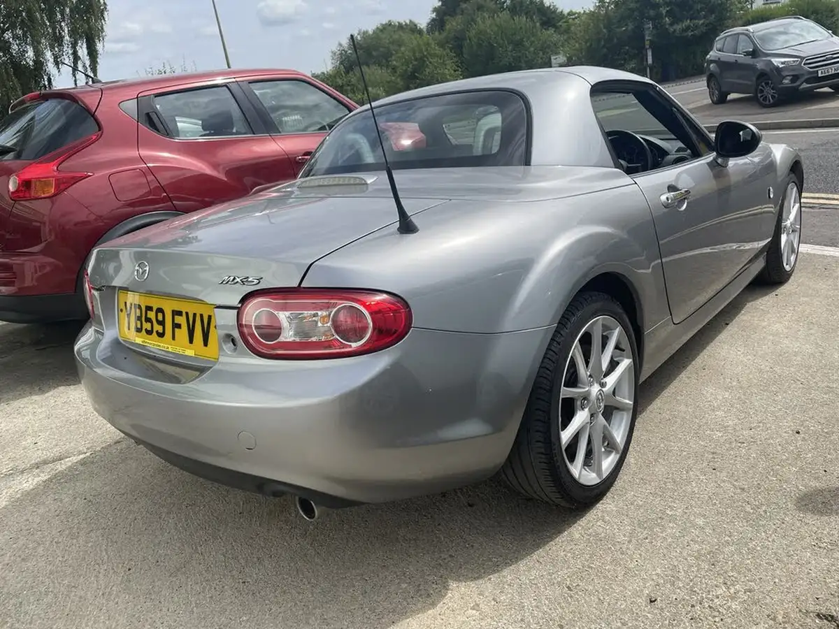 2010-mazda-mx-5-20-roadster-sport-tech-big-18
