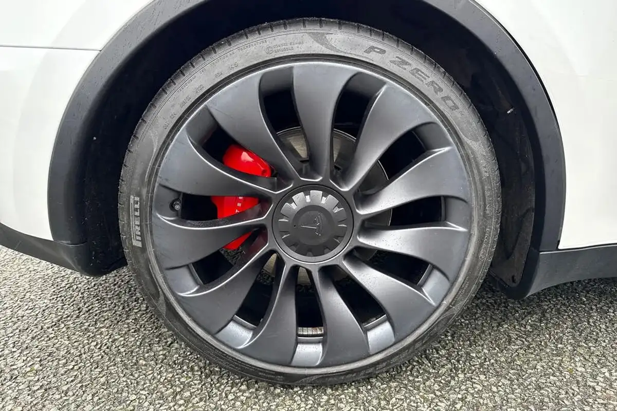 2023-tesla-model-y-e-performance-big-23