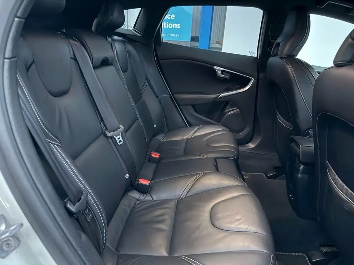 2019-volvo-v40-15-t2-r-design-edition-big-29