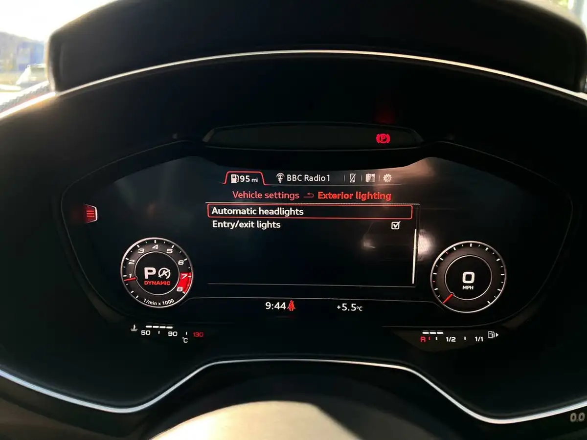 2020-audi-tt-roadster-25-tfsi-rs-audi-sport-edition-big-39
