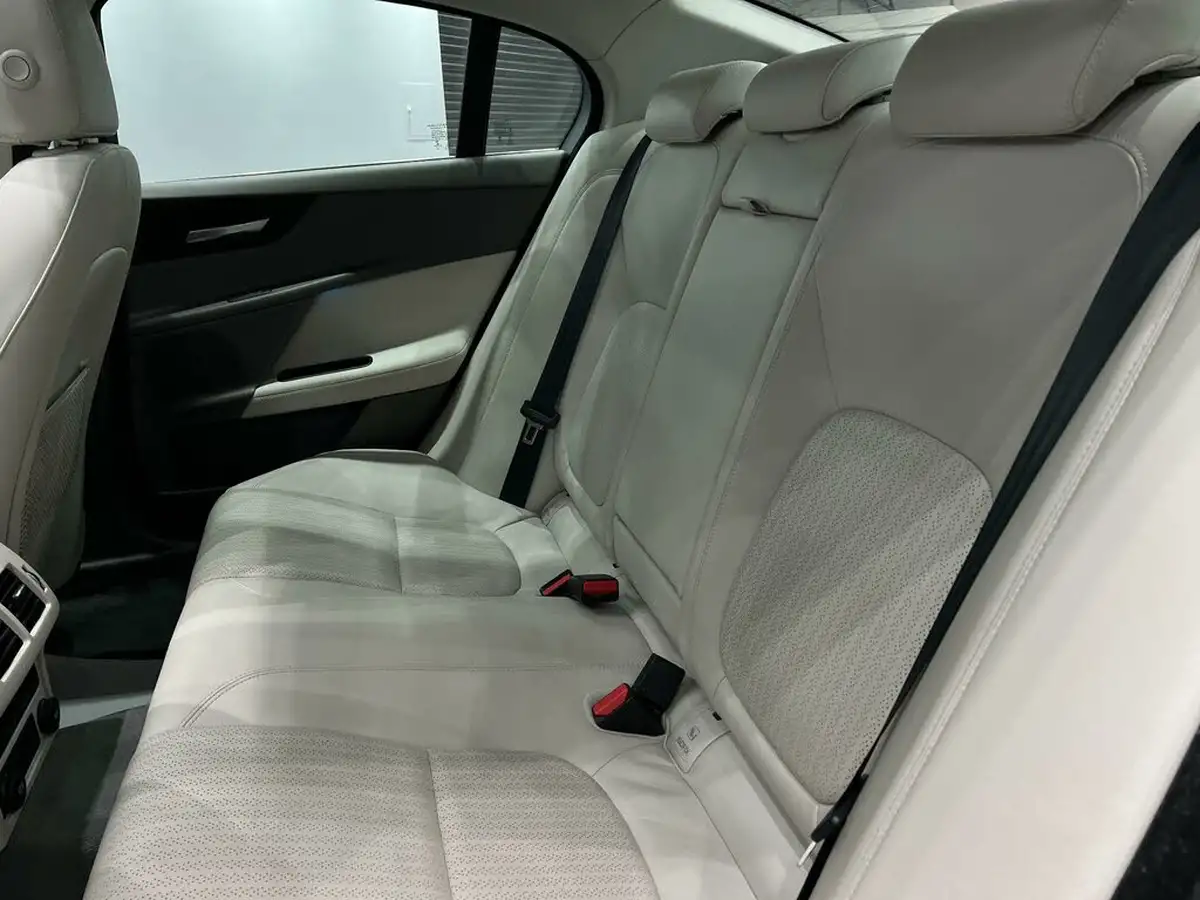 2015-jaguar-xe-20td-portfolio-180ps-auto-big-62