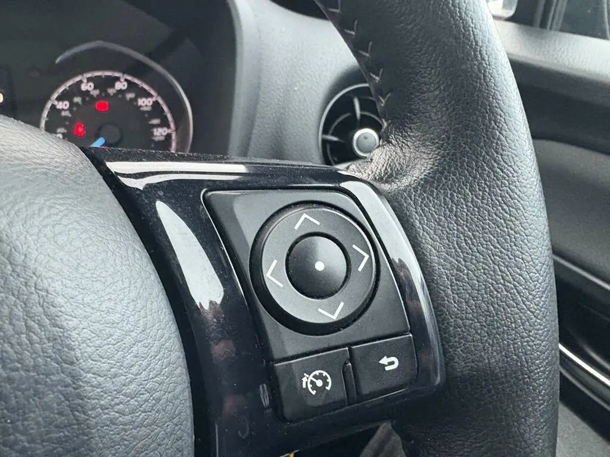 2018-toyota-yaris-15-vvt-i-red-bi-tone-1496cc-big-25
