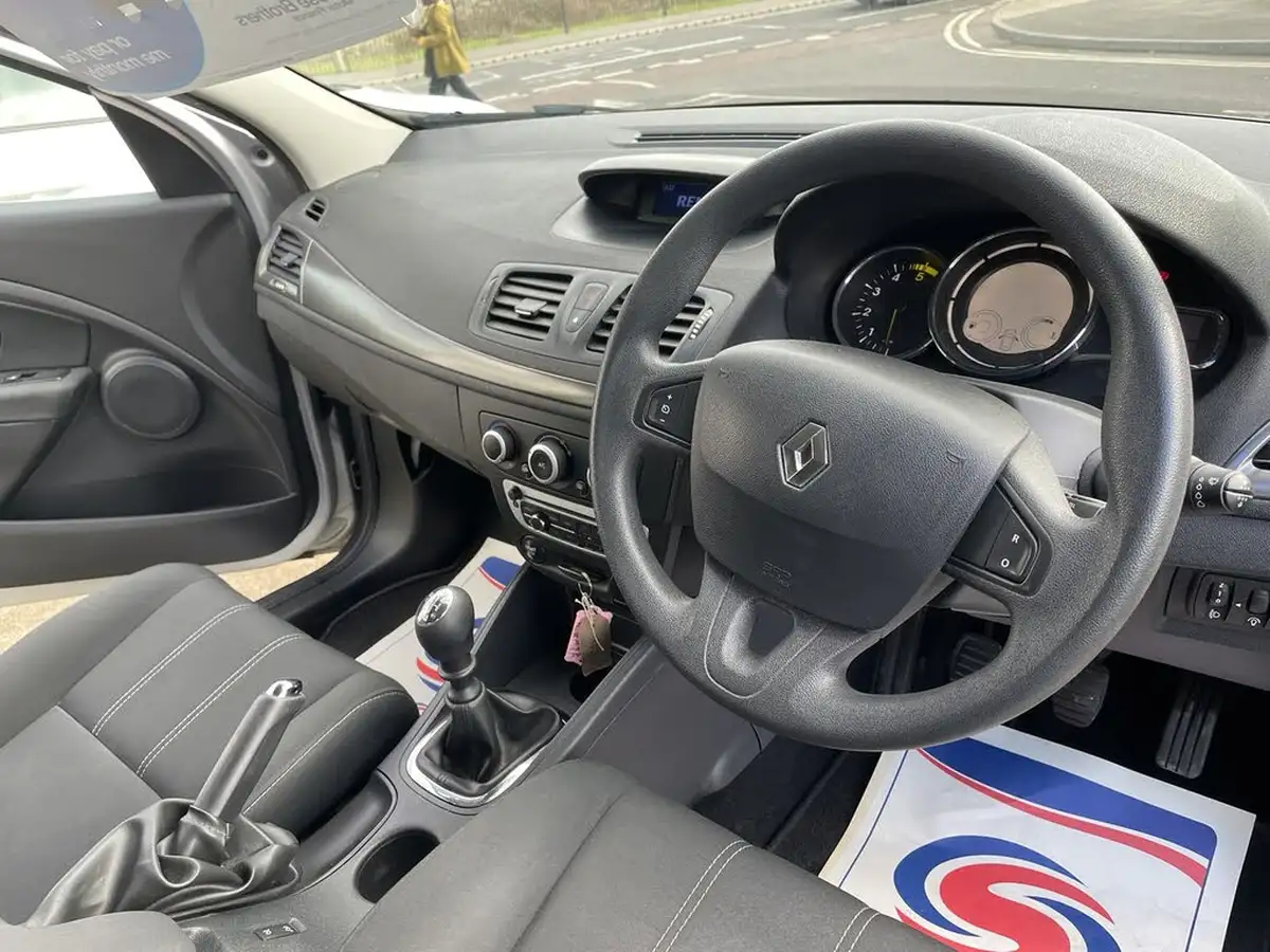 2015-renault-megane-15dci-expression-energy-ss-hatchback-big-18