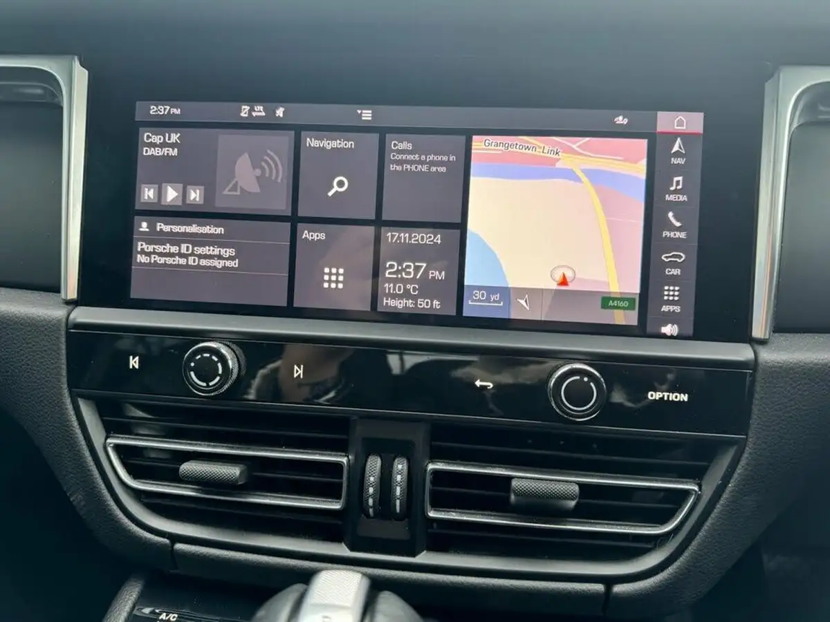 2022-porsche-macan-20-big-30