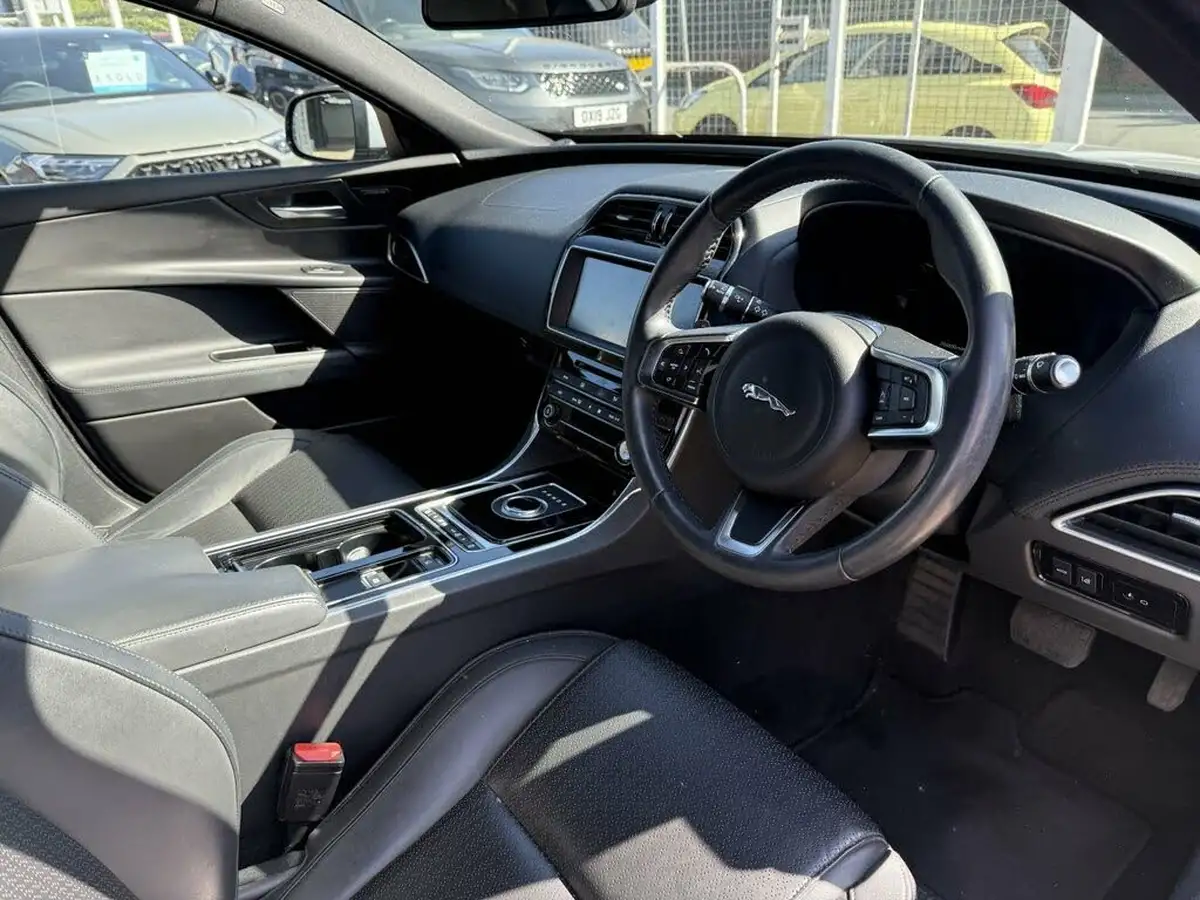 2018-jaguar-xe-20i-portfolio-249ps-1998cc-big-6