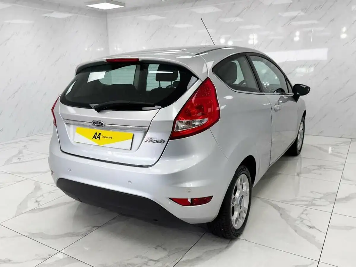 2012-ford-fiesta-125-zetec-3d-big-8