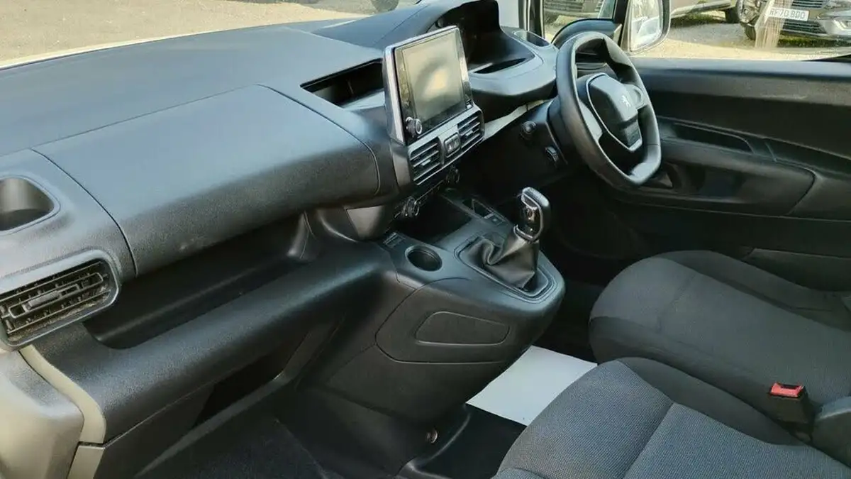 2020-peugeot-partner-15-bluehdi-1000-professional-100ps-eu6dt-panel-big-12