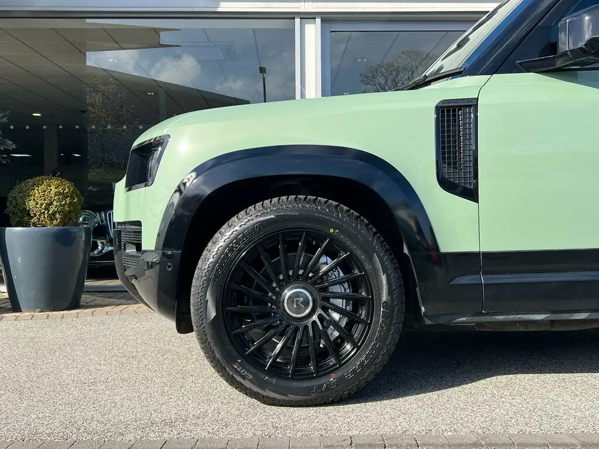 2023-land-rover-90-defender-30-d300-75th-edition-big-6