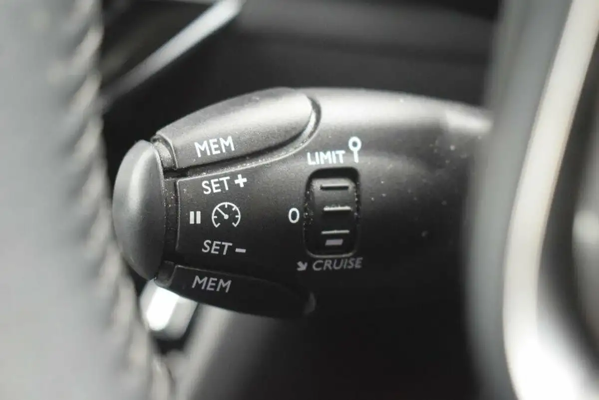 2021-peugeot-208-12-puretech-active-premium-75bhp-big-3