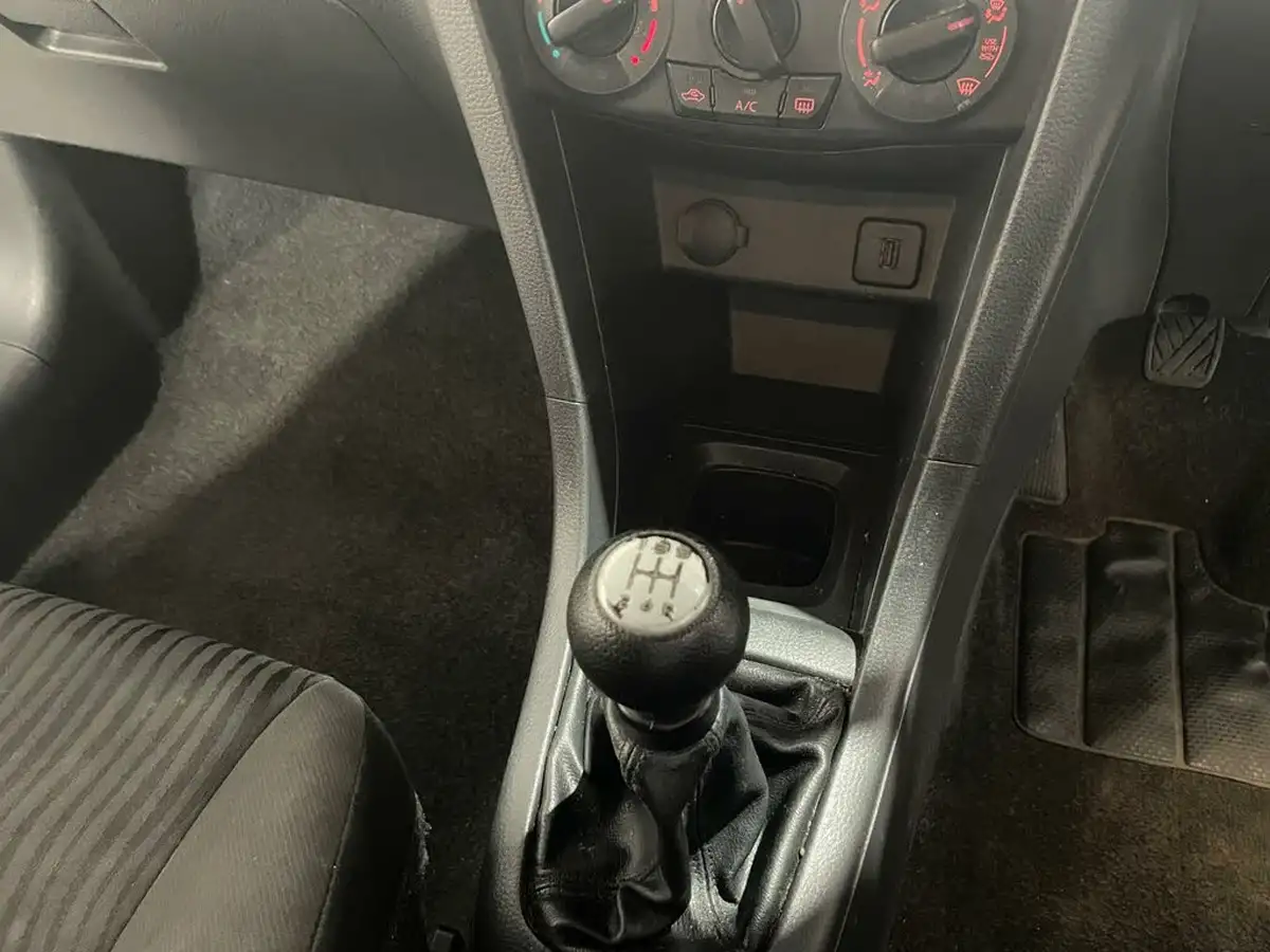 2010-suzuki-swift-12-sz3-3d-big-32