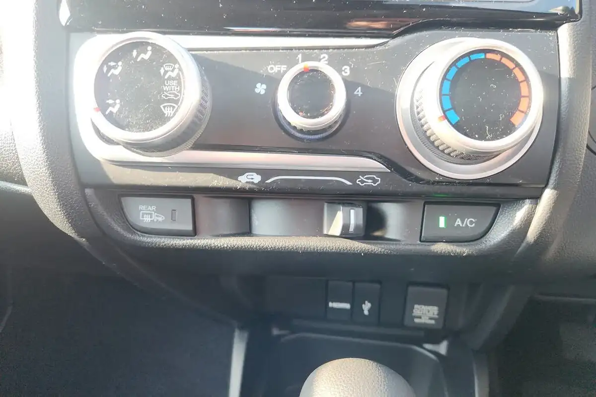 2017-honda-jazz-13-i-vtec-se-navi-cvt-big-16