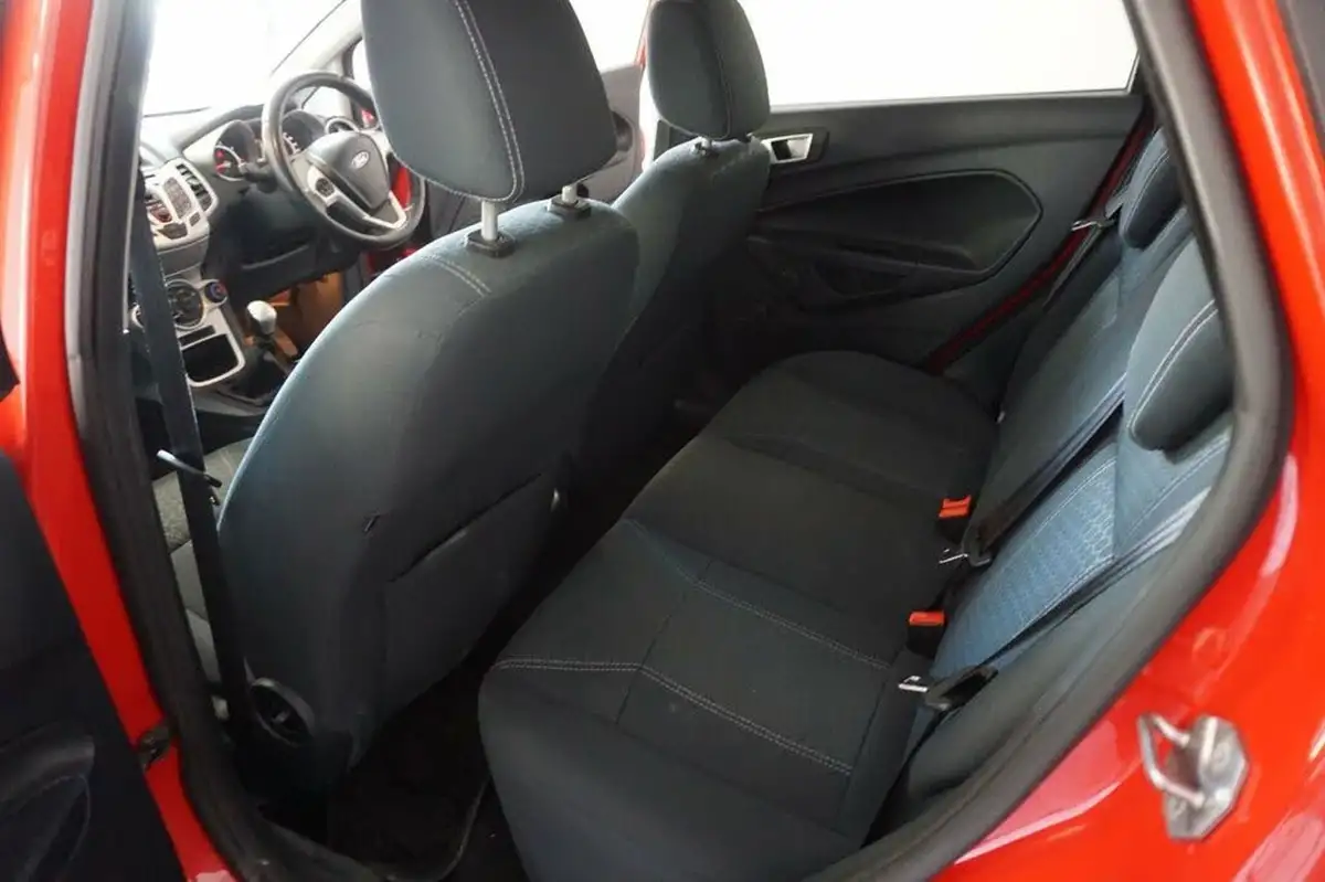 2011-ford-fiesta-125-zetec-5d-big-32