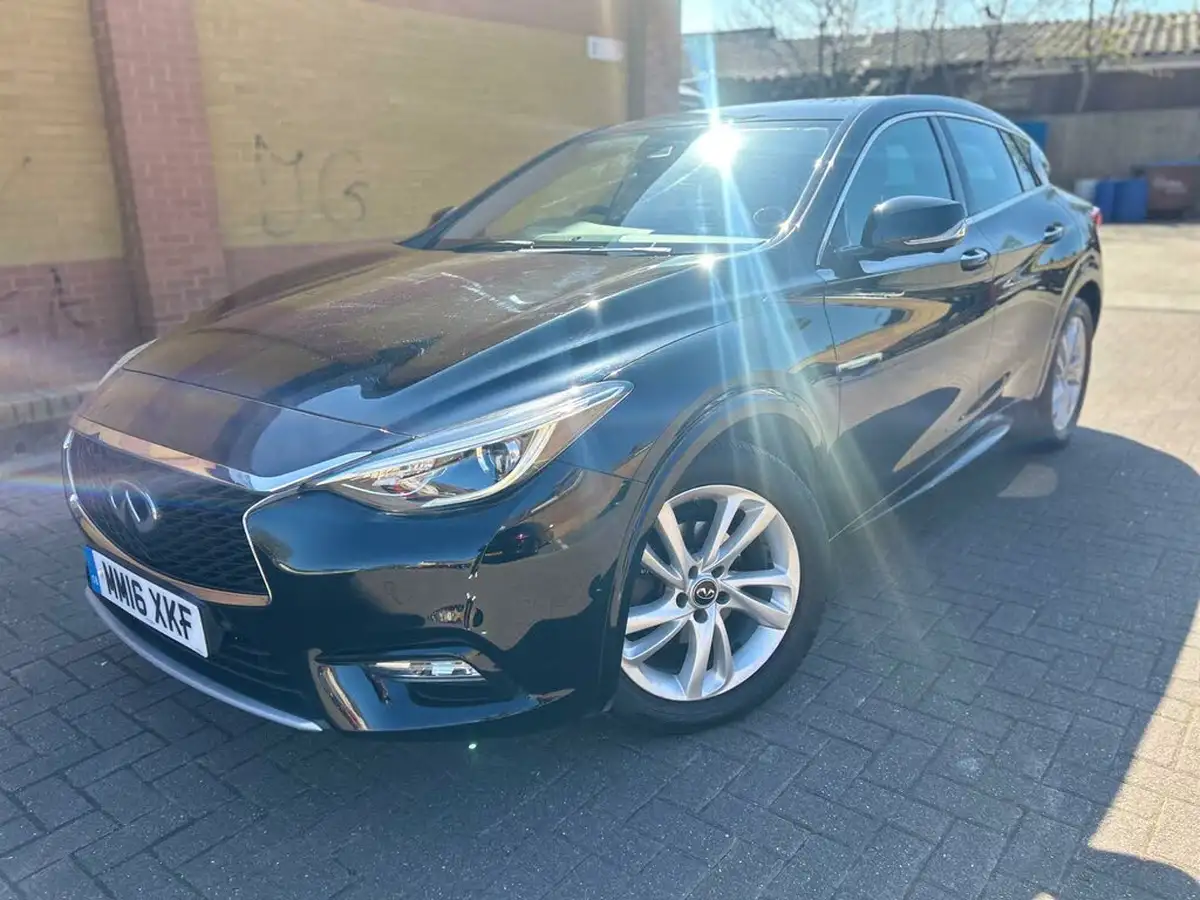 2016-infiniti-q30-22d-premium-awd-big-11