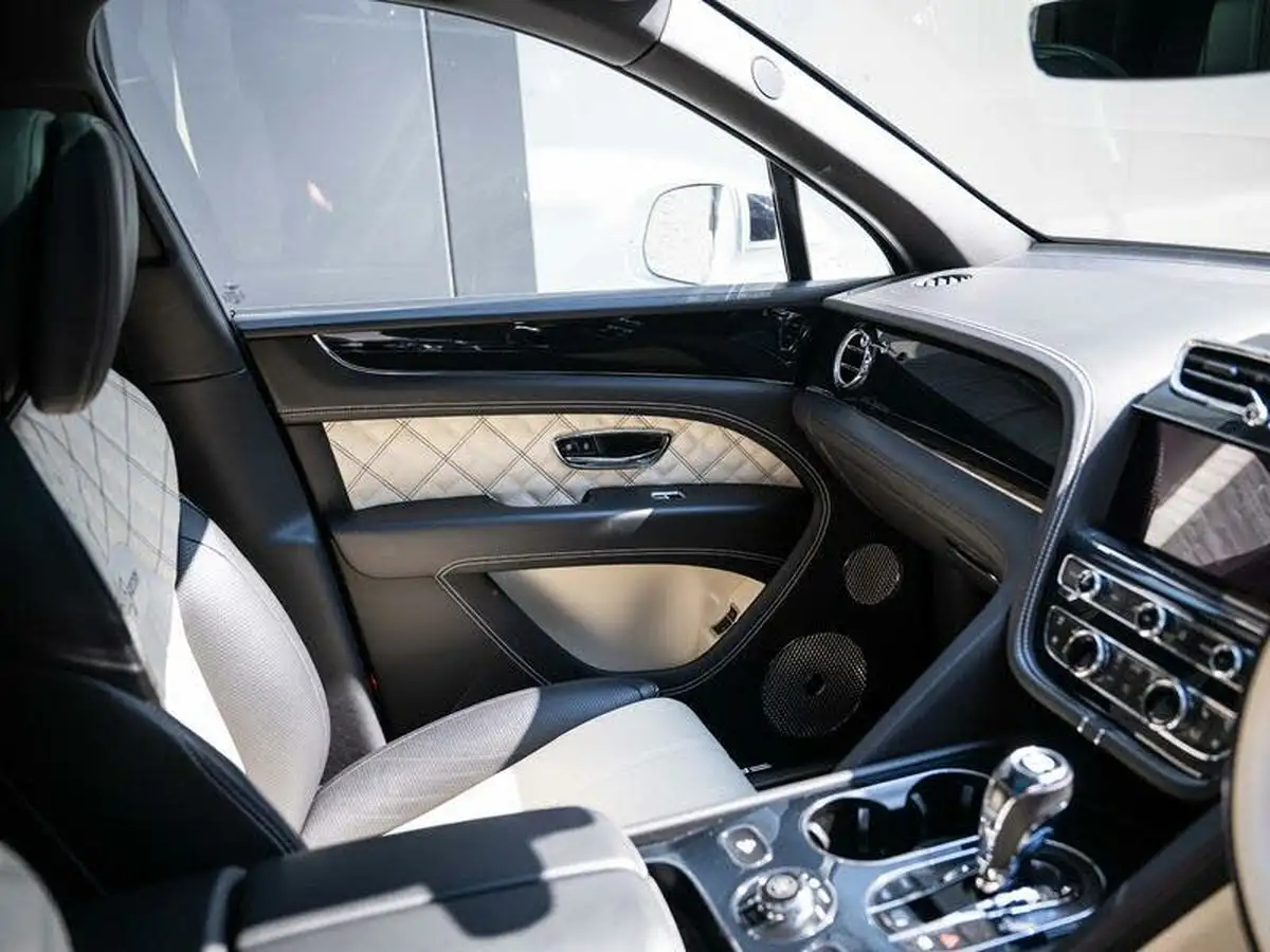 2019-bentley-bentayga-40-v8-big-39