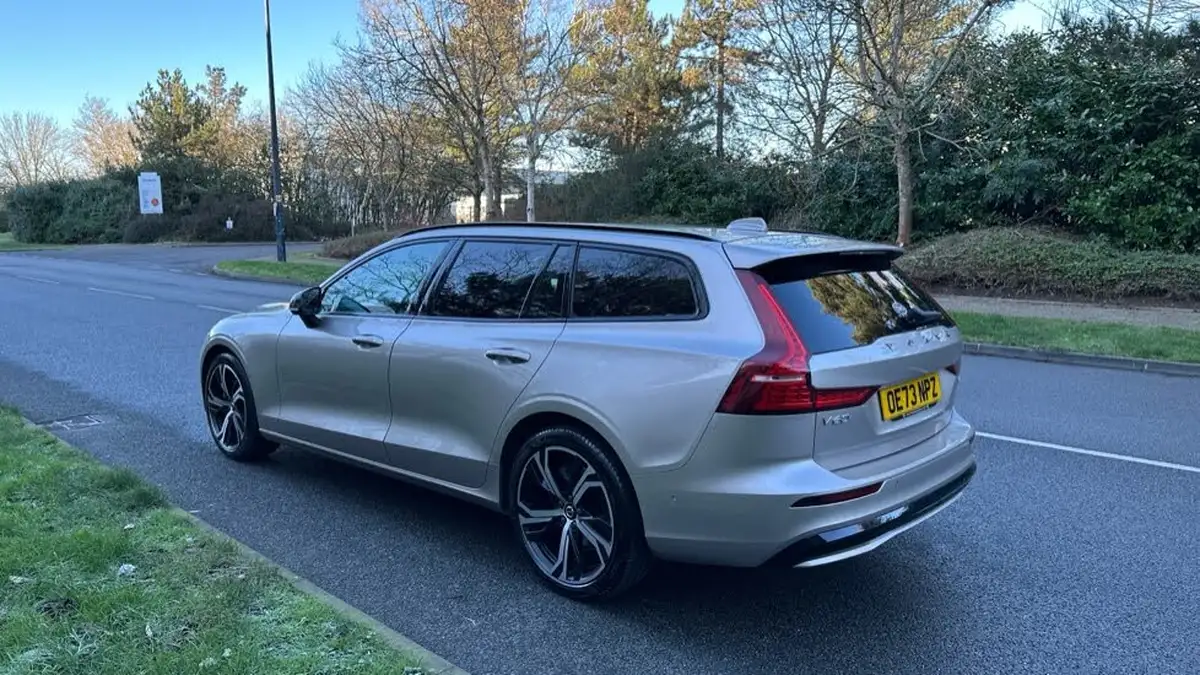 2023-volvo-v60-20-b3-plus-station-wagon-big-25