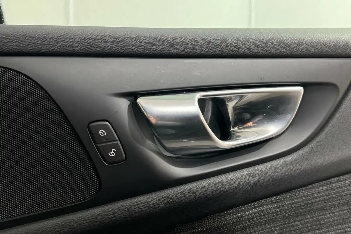 2022-volvo-v60-20-b3-core-big-37