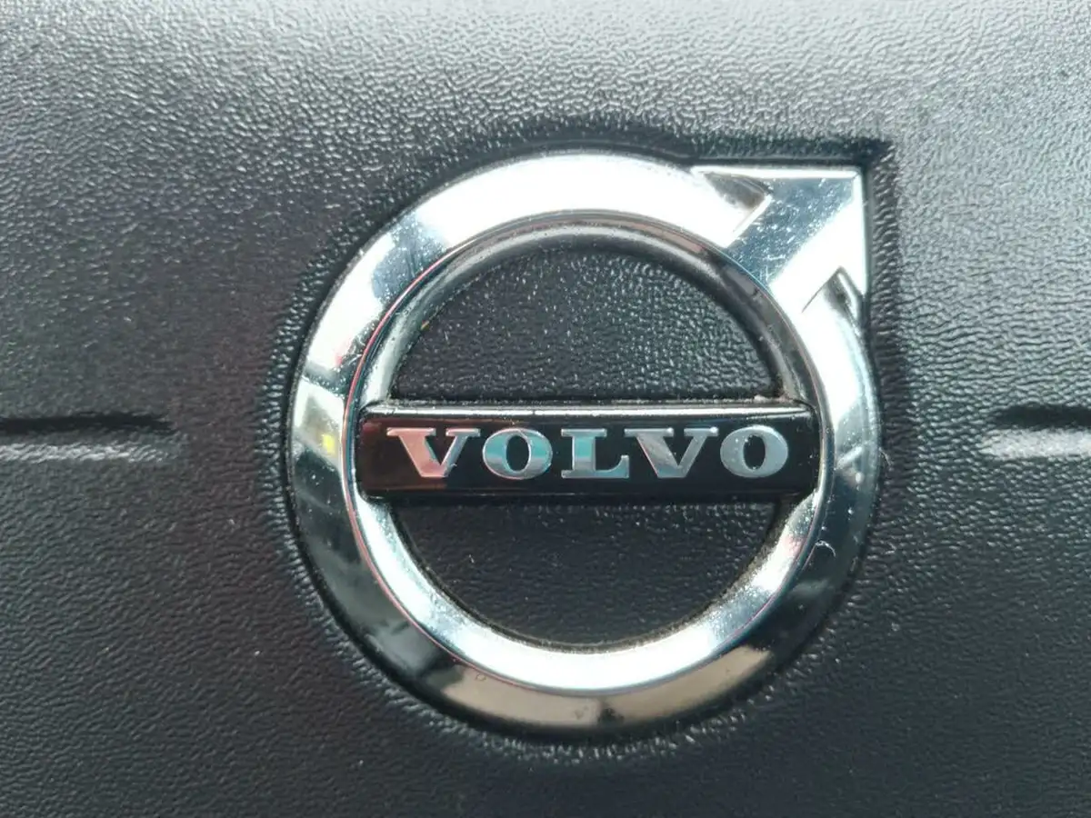 2016-volvo-v40-20td-d4-r-design-big-23