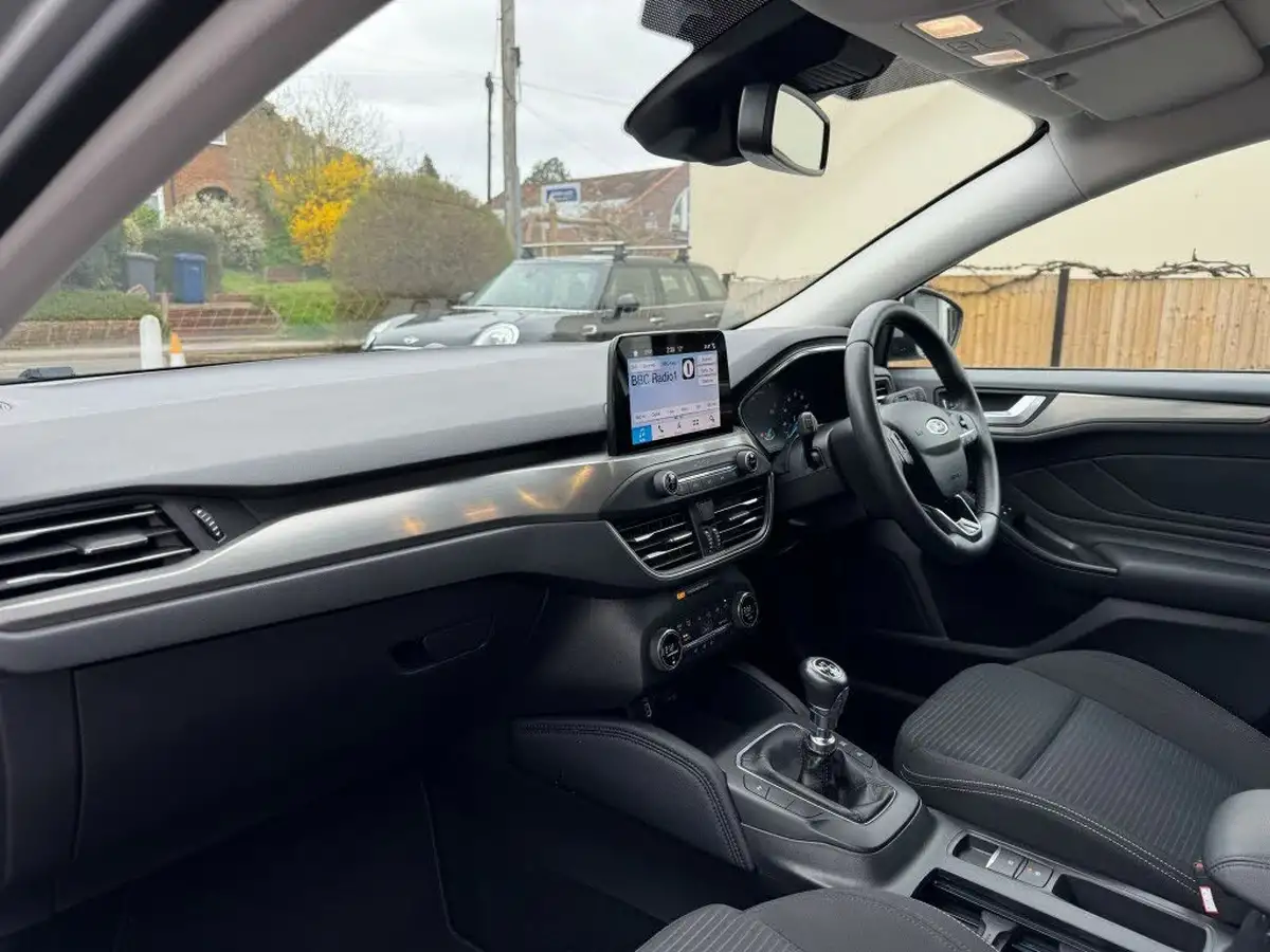 2019-ford-focus-10t-titanium-hatchback-big-16