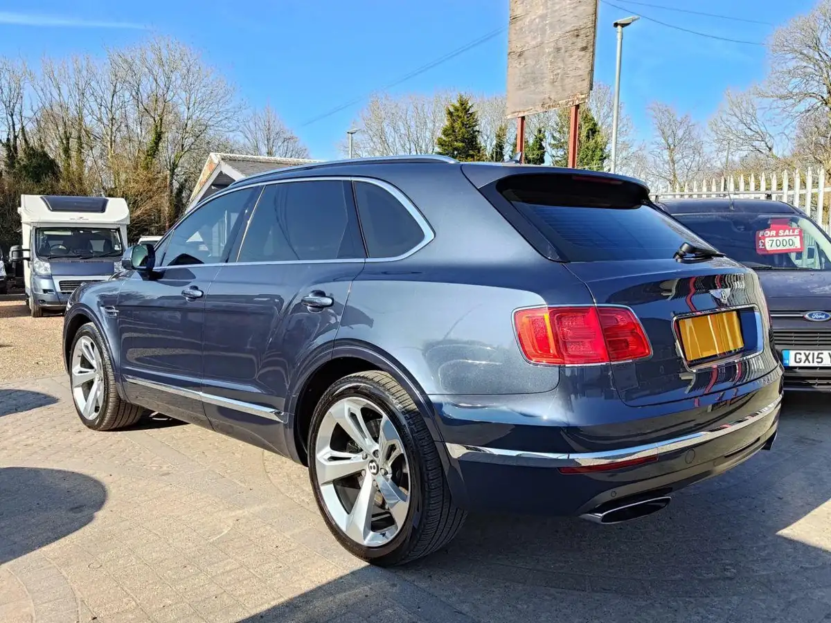 2016-bentley-bentayga-60-w12-big-44