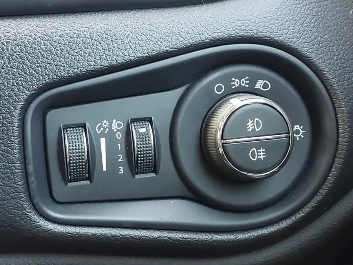 2021-jeep-renegade-10-gse-night-eagle-big-14