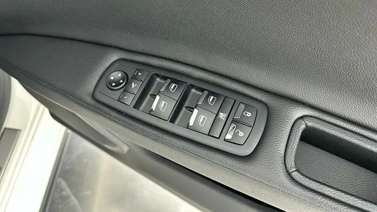 2020-maserati-ghibli-30-big-32