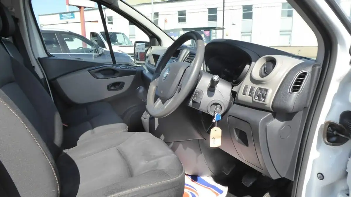 2018-renault-trafic-16dci-ll29-120-business-e6-panel-van-big-2