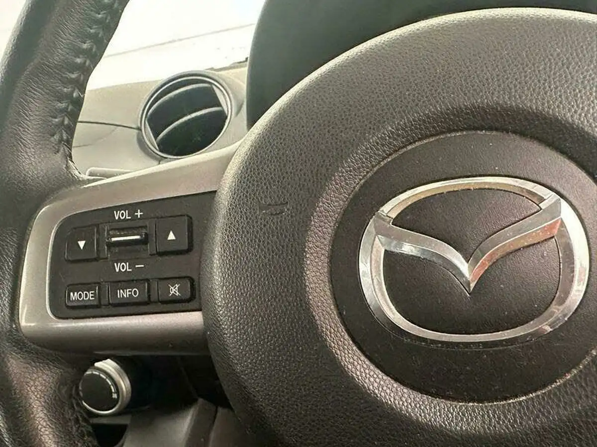 2011-mazda-mazda2-13-takuya-big-23