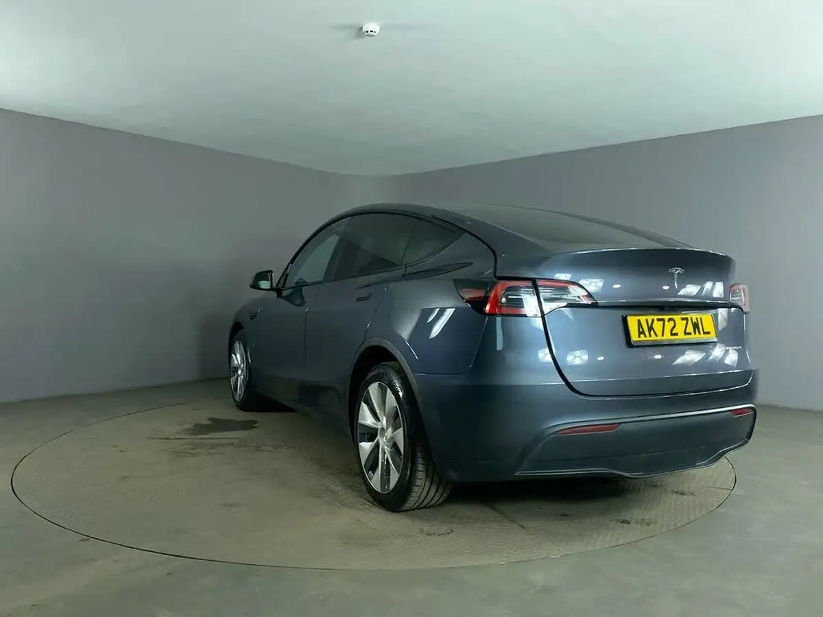 2022-tesla-model-y-e-long-range-big-5