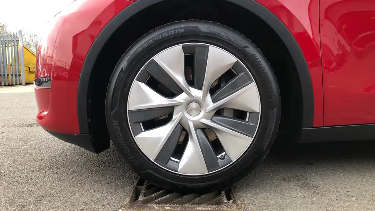 2023-tesla-model-y-e-long-range-big-16