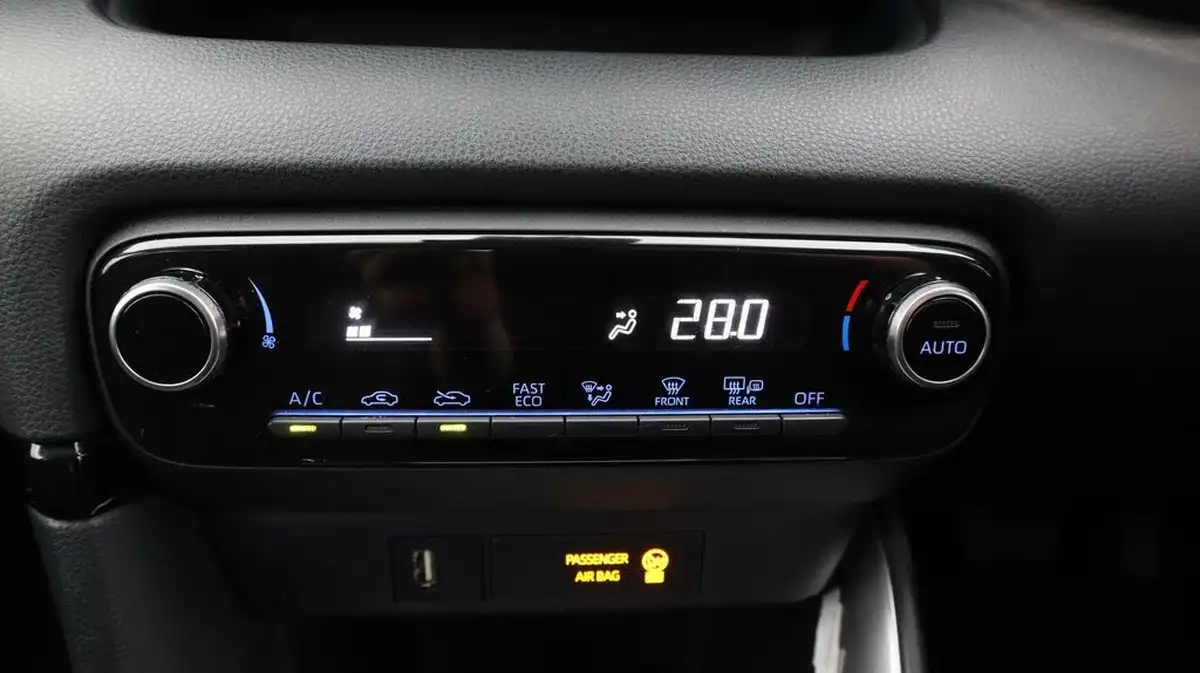 2021-toyota-yaris-15-vvt-i-icon-114bhp-hybrid-1490cc-e-cvt-big-12